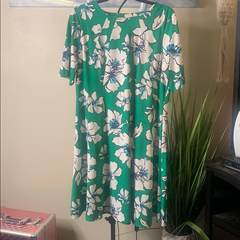 Green is the color dress 💚💃🏿